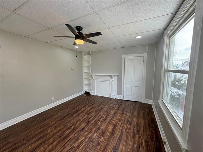 Building Photo - 306 E Wallace Ave