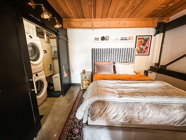 Building Photo - Gorgeous one bedroom one bathroom Denver Loft