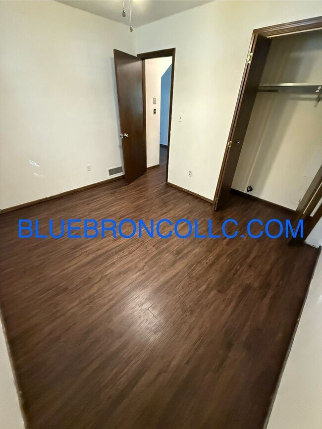 Building Photo - 717 NE Banner Dr