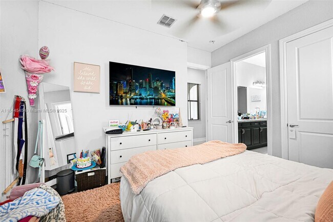 Building Photo - 8855 Watercrest Cir W