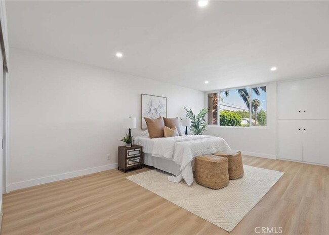 Building Photo - 5411 Tyrone Ave