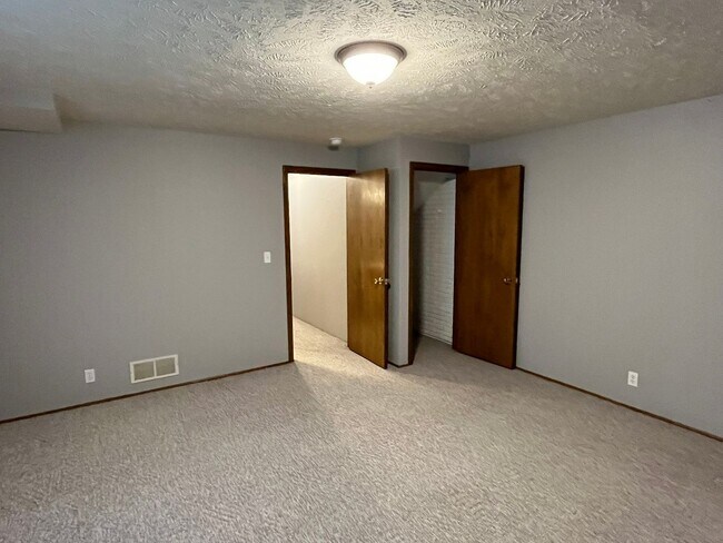 Building Photo - Beautiful 3 bed townhouse!