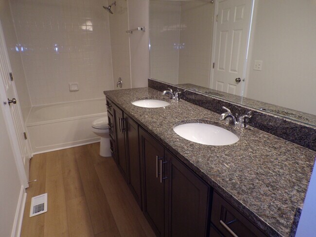 Building Photo - 891 Essex Cir