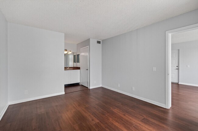 Building Photo - 708 Executive Center Dr