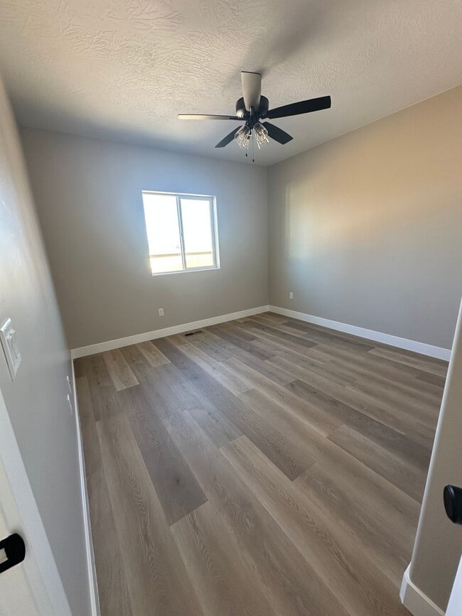 Building Photo - Inviting upstairs unit now available