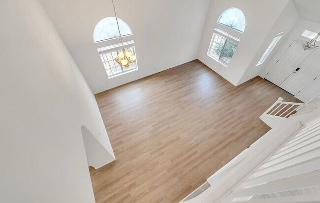 Building Photo - Elegant 5-Bedroom, 3.5-Bathroom Home –1st ...