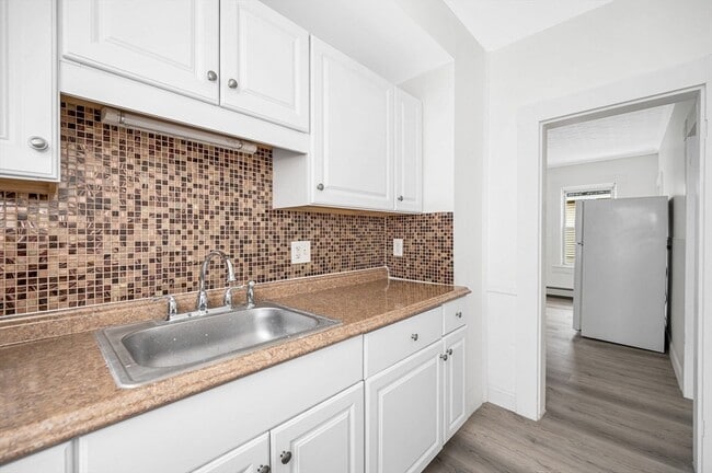 Building Photo - 220 Concord St