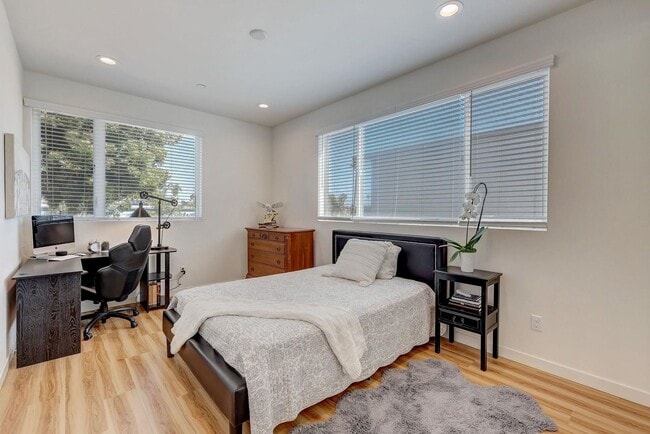 Building Photo - Available Modern Long Term Unfurnished hom...