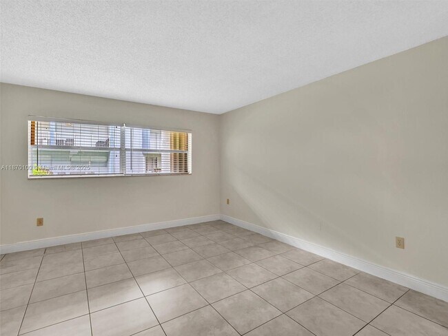 Building Photo - 9367 Fontainebleau Blvd