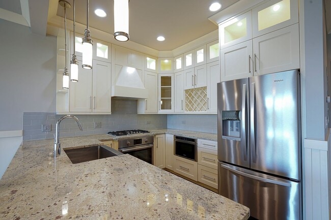 Building Photo - PRICE REDUCED!! Luxury 3BR/2BA Condo (Parking Included) – Prime Hyde Park & Modern Finishes!