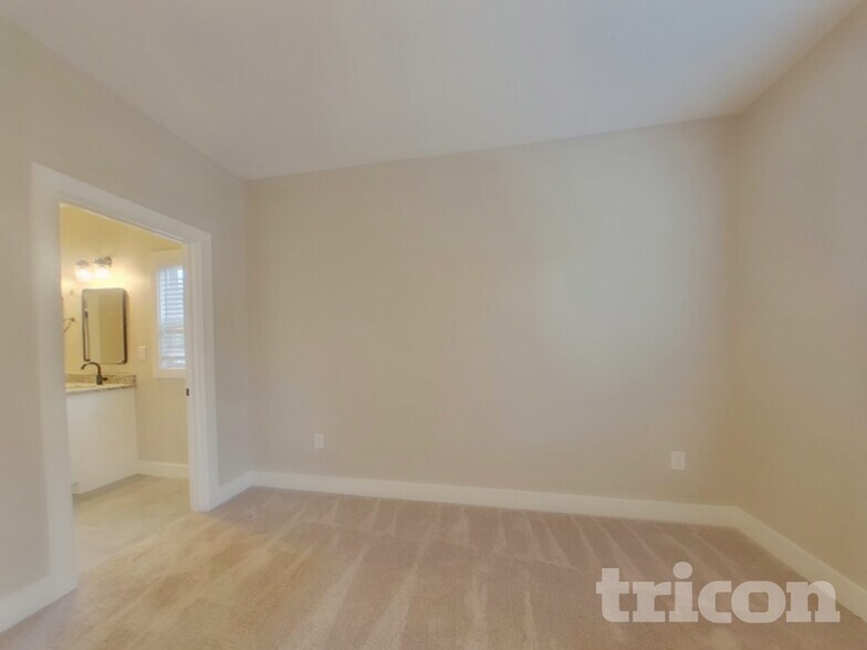 Building Photo - 3047 Ridge Ave