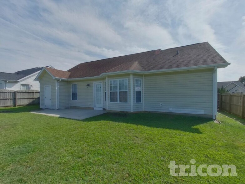 Building Photo - 323 Dexter Pl