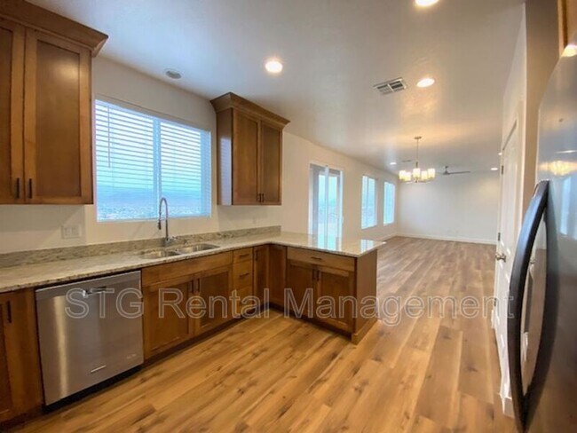 Building Photo - 438 N Stone Mountain Dr
