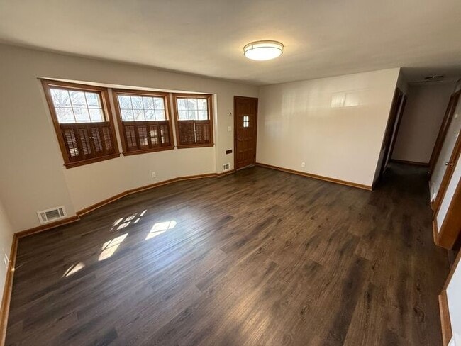 Building Photo - 3BR/2BA w/ Finished Basement + Fenced Yard in Raytown