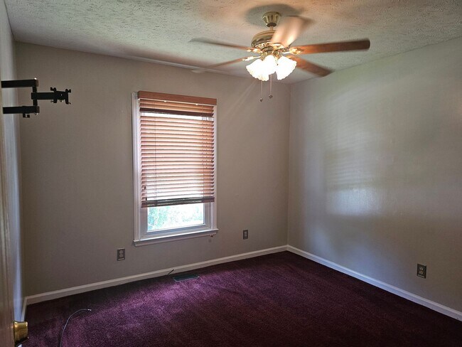 Building Photo - 3 Bed, 2 Bath with Screened in Porch