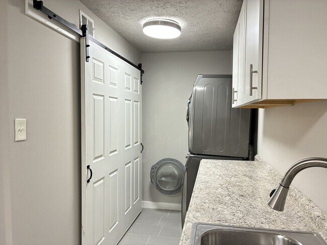 Building Photo - 7510 Shady Villa Lane #22