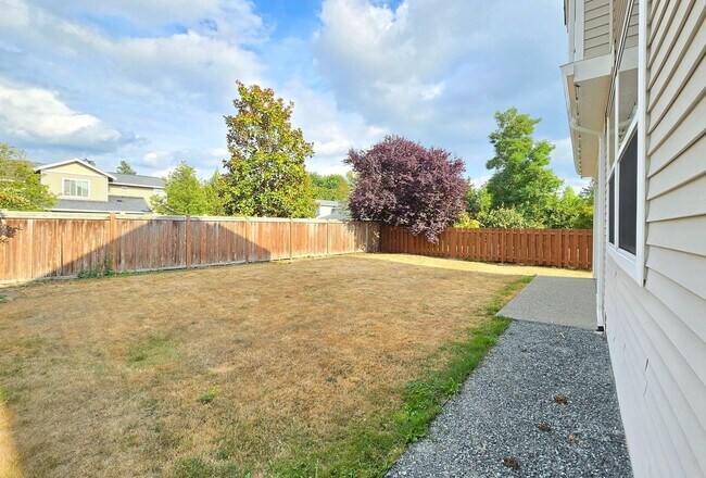 Building Photo - Charming Single Family 4 Bed/2.5 Bath Home...