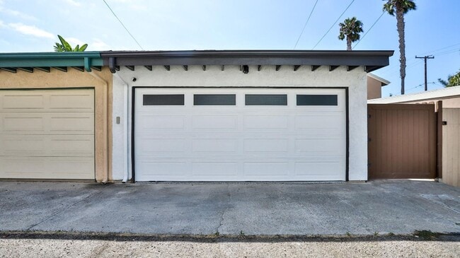 Building Photo - Downtown HB Furnished Flexible Term Rental