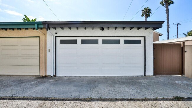 Building Photo - Downtown HB Furnished One-Month to Mid-Term Rental