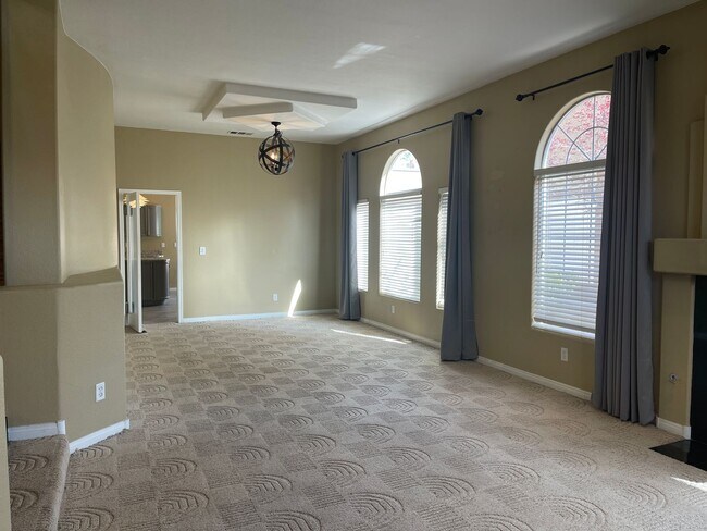 Building Photo - 5 BDR/ 4.5 BTH, Triple Master Home includi...
