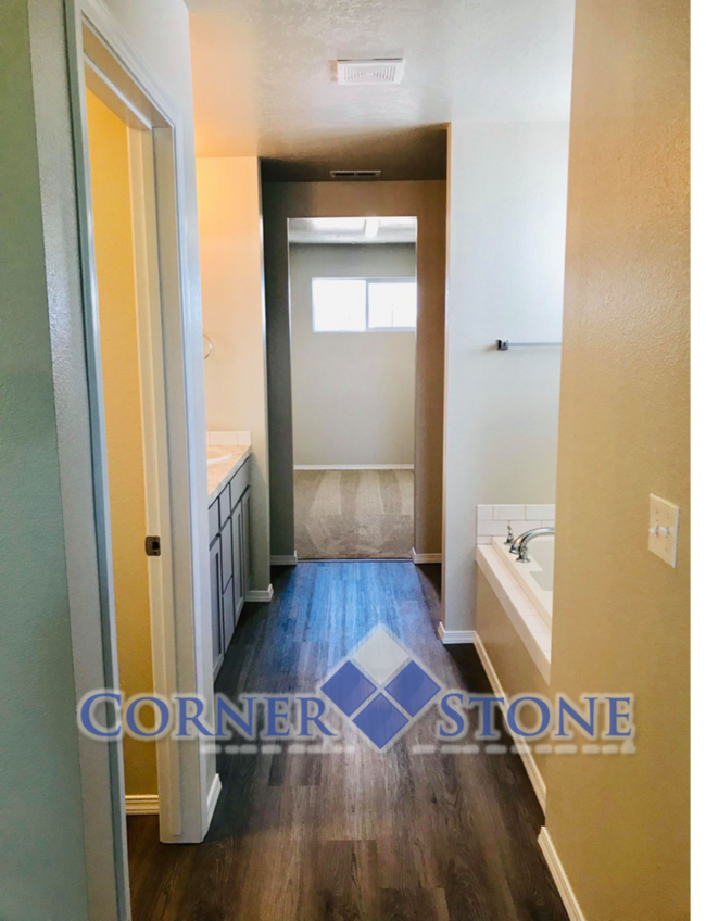 Building Photo - Spacious Home Canterbury Commons!