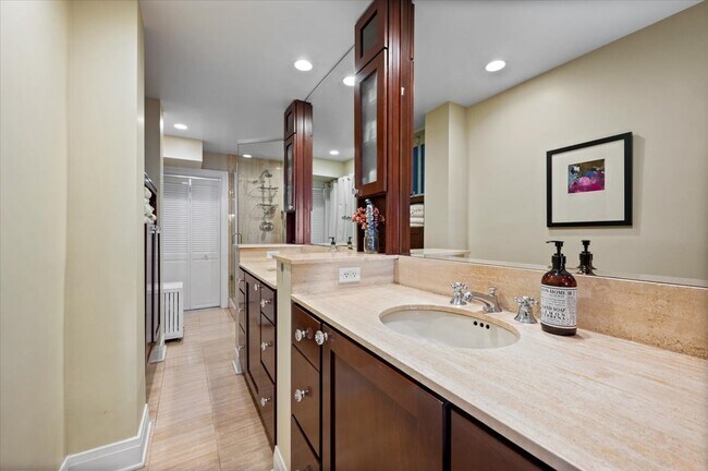 Building Photo - 2130 N Lincoln Park W