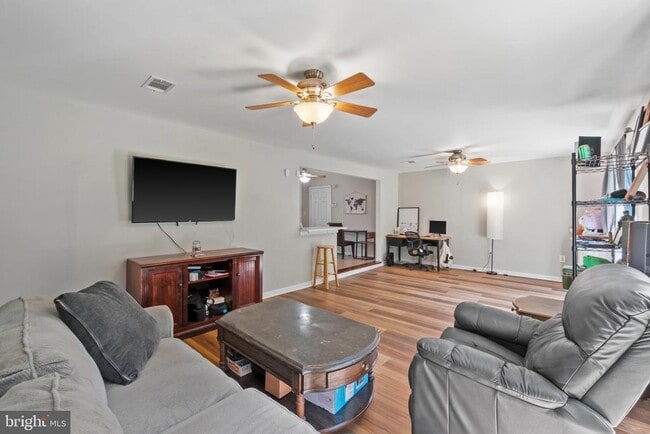 Building Photo - 10 N Meadow Dr