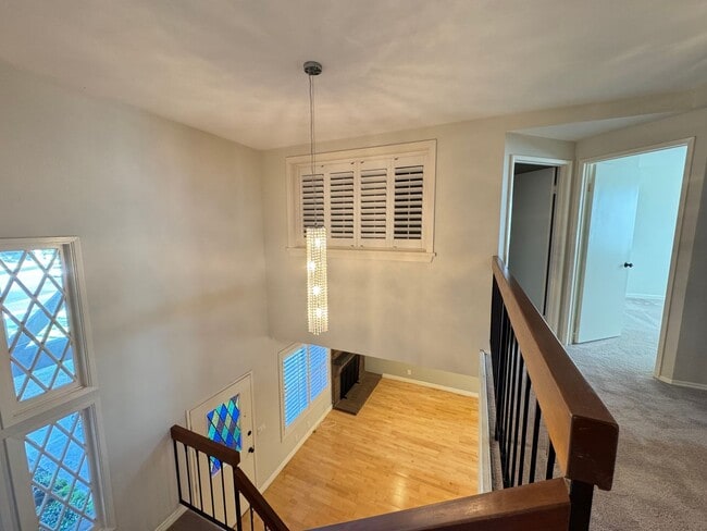 Building Photo - Charming 3Bd/2.5Ba w/Private Yard and New ...