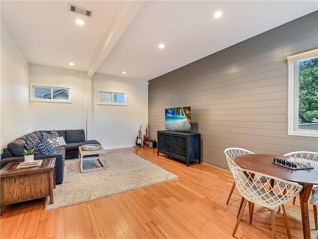 Building Photo - 3002 Hillview Rd