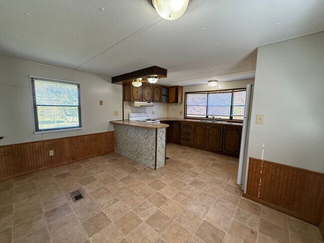 Building Photo - 2 Bedroom 1 Bath Mobile Home in Greeneville, TN