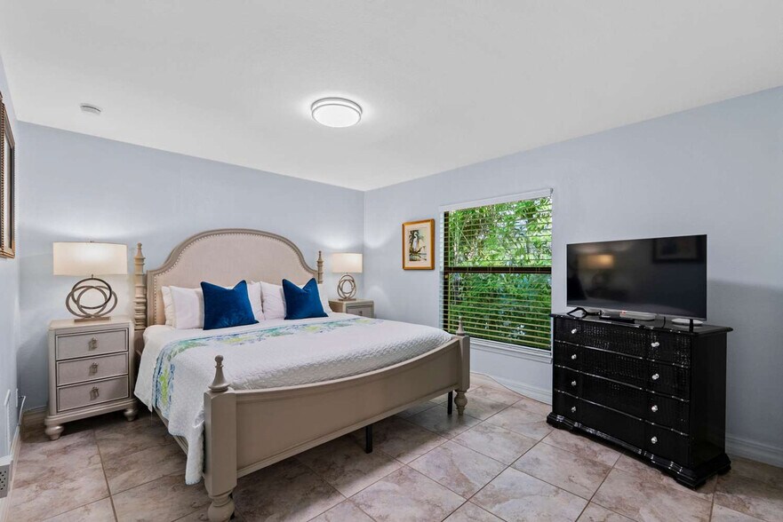 Building Photo - 655 8th Ave S