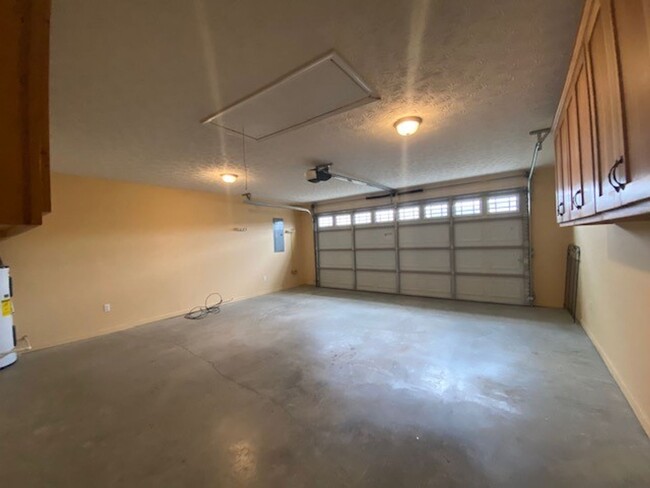 Building Photo - Move In Ready!!