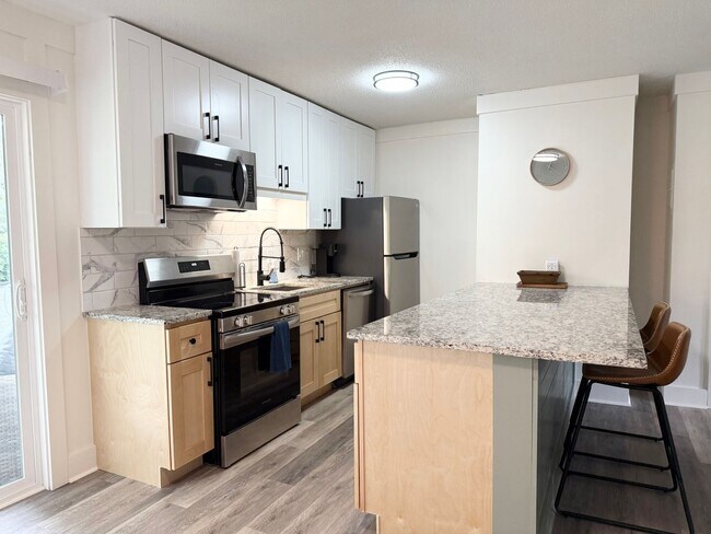 Building Photo - Furnished 1BR Studio w/ Fireplace & Deck – Prime Location!