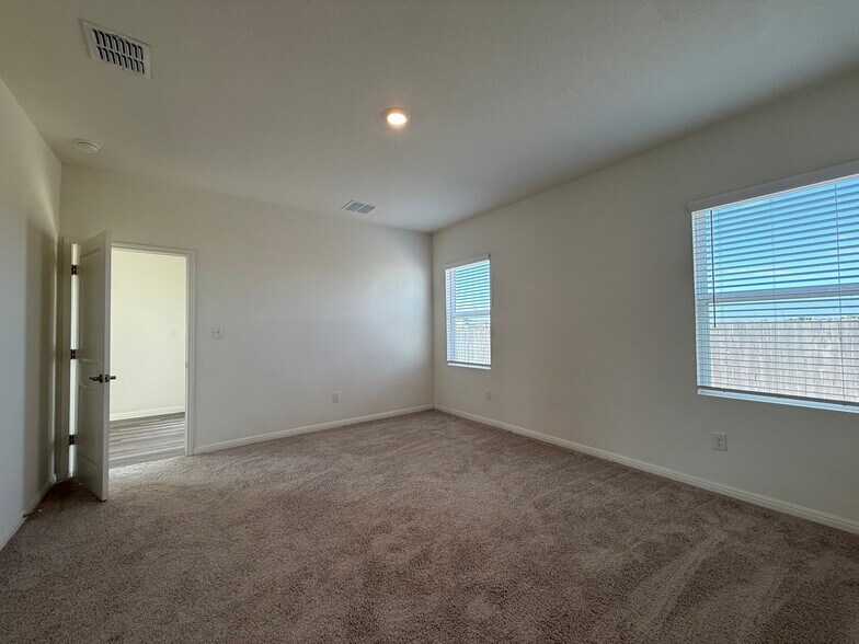 Building Photo - 195 Parkers Pond Path