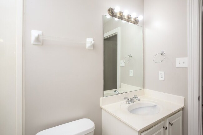 Building Photo - 2885 Liverpool Ln