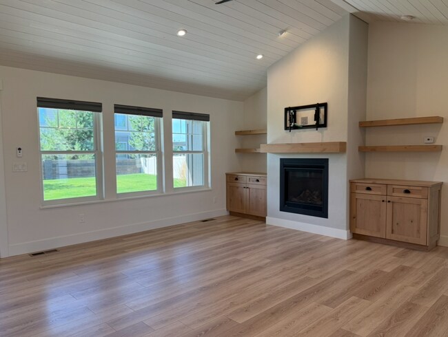 Building Photo - Stunning Kalispell Home in Silverbrook nei...