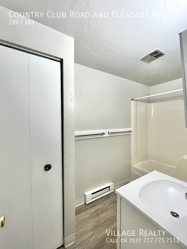 Building Photo - Roomy, remodeled 2-bed w/ on-site laundry ...