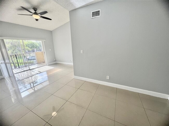 Building Photo - 660 Cypress Club Way