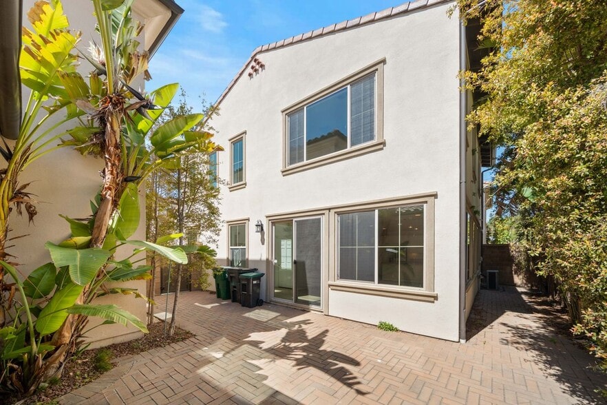 Building Photo - 206 Bright Poppy