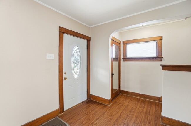 Building Photo - 1033 Forest Ave