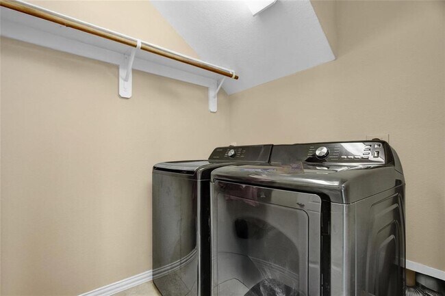 Building Photo - 6523 Point Hollow Ln