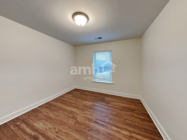 Building Photo - 180 Larragan Dr