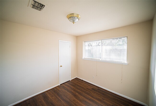 Building Photo - 1327 Diplomat Way