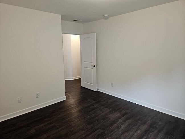 Building Photo - Beautiful unfurnished 3 bed 2.5 bath home ...
