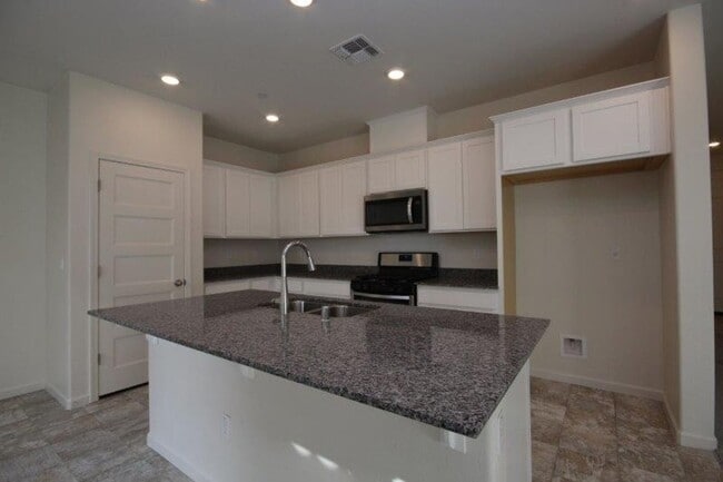 Building Photo - 3 Bed Home in Gated Elk Grove Community