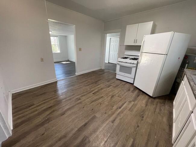 Building Photo - 2 bedroom bungalow in convenient Hillsboro...