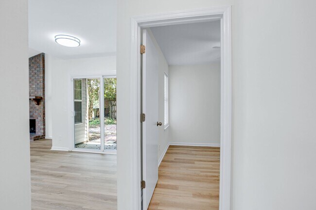 Building Photo - 3 Bedroom 2 Bathrooms in Sterling Creek - ...