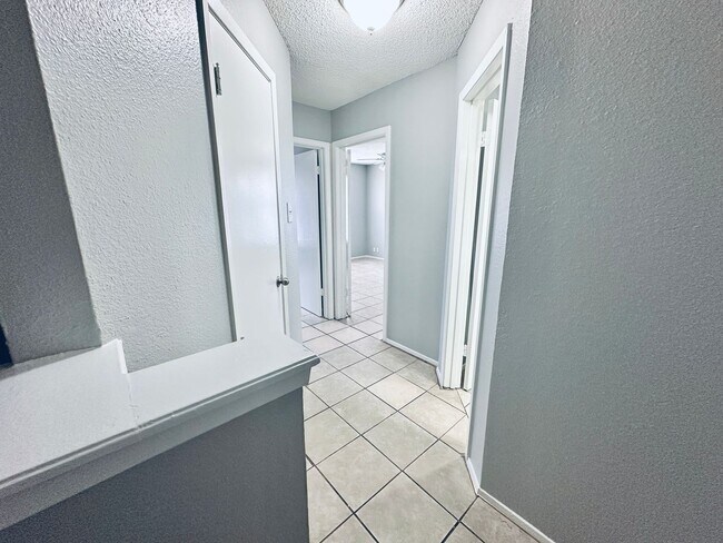 Building Photo - 5305 Woodland Oaks Ct