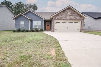 Building Photo - Pet Friendly Three Bedroom!