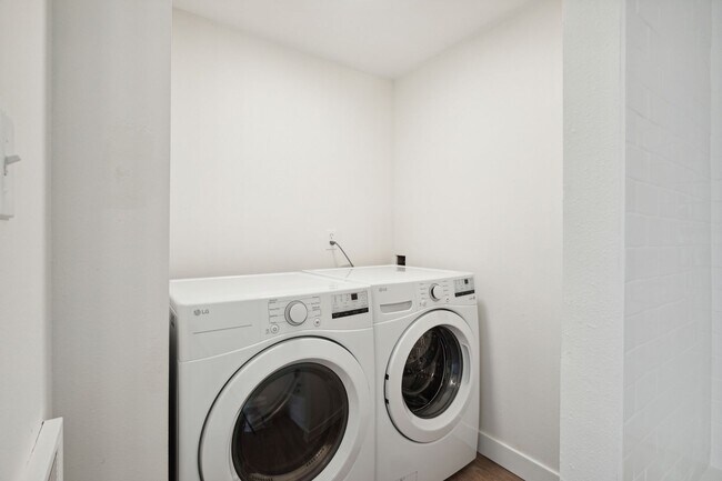 Building Photo - 1421 Spruce Ave